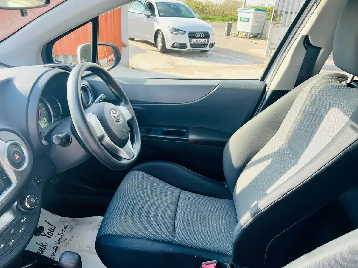 2013-toyota-yaris-big-15