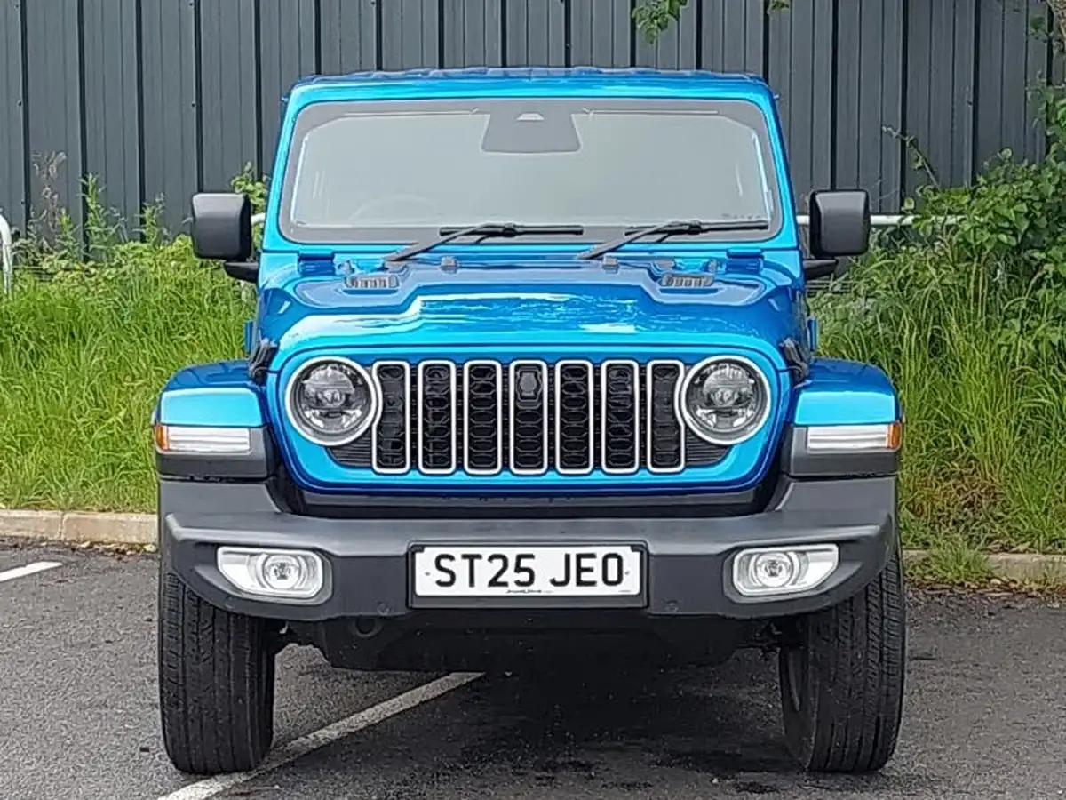 2025-jeep-wrangler-20-gme-sahara-big-12