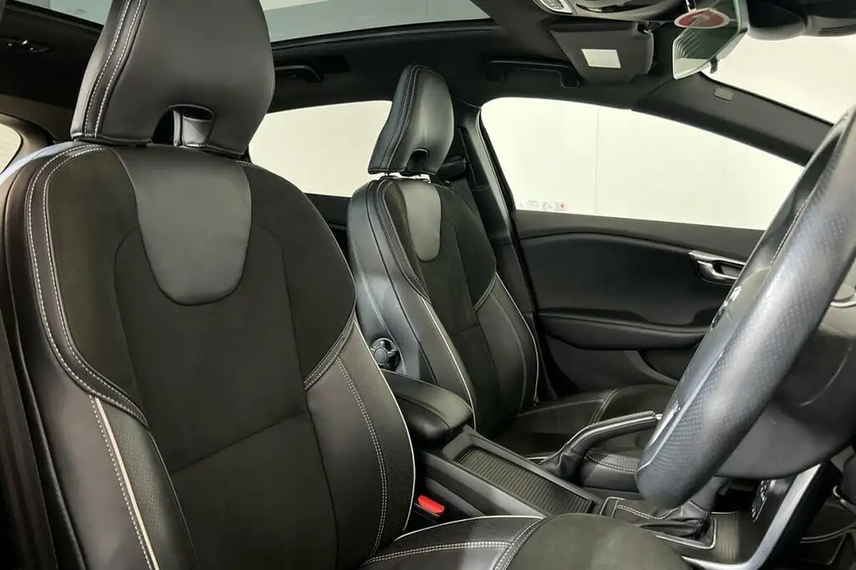 2018-volvo-v40-15-t3-r-design-nav-plus-big-19