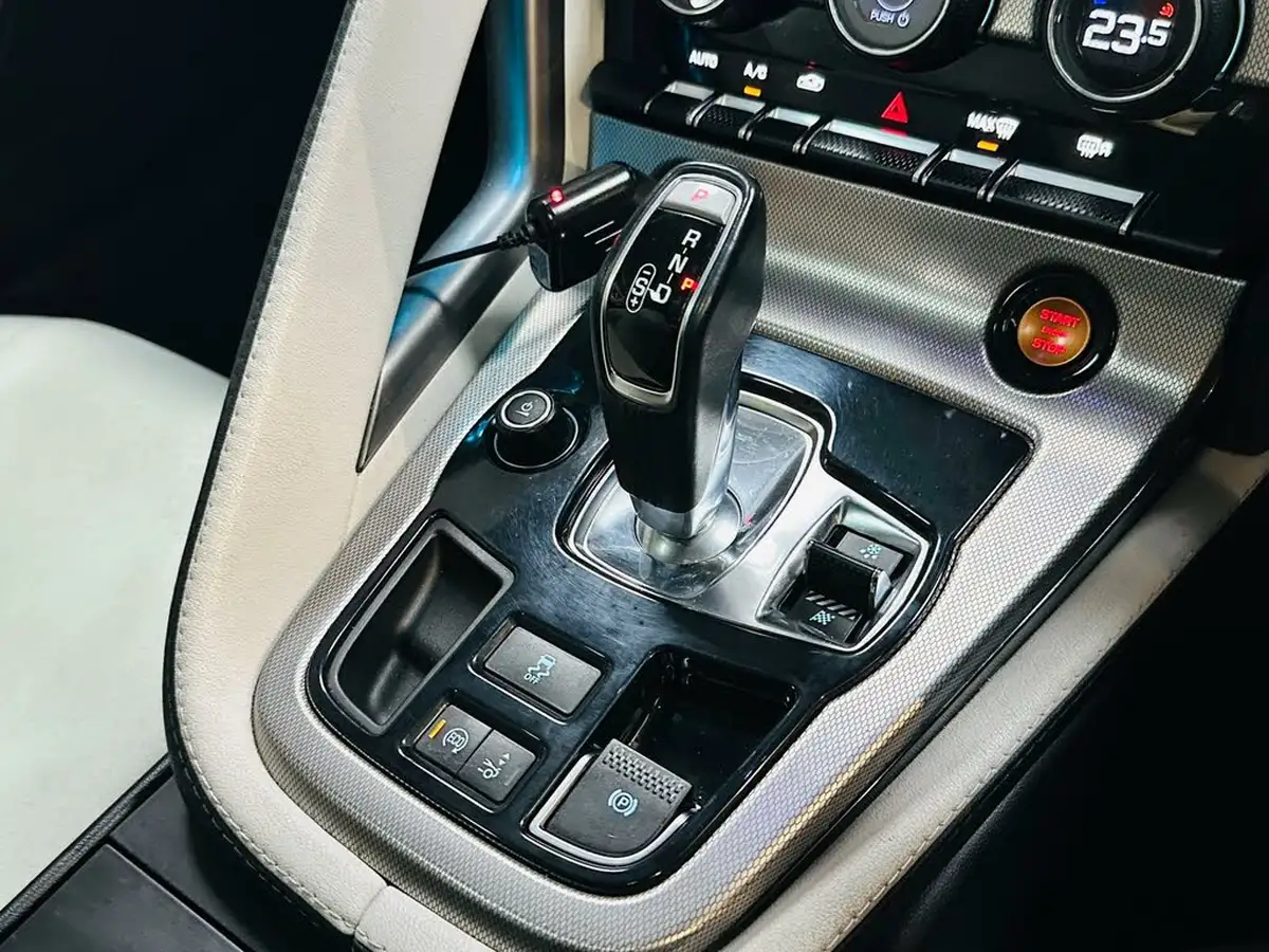 2014-jaguar-f-type-30-v6-coupe-quickshift-big-48