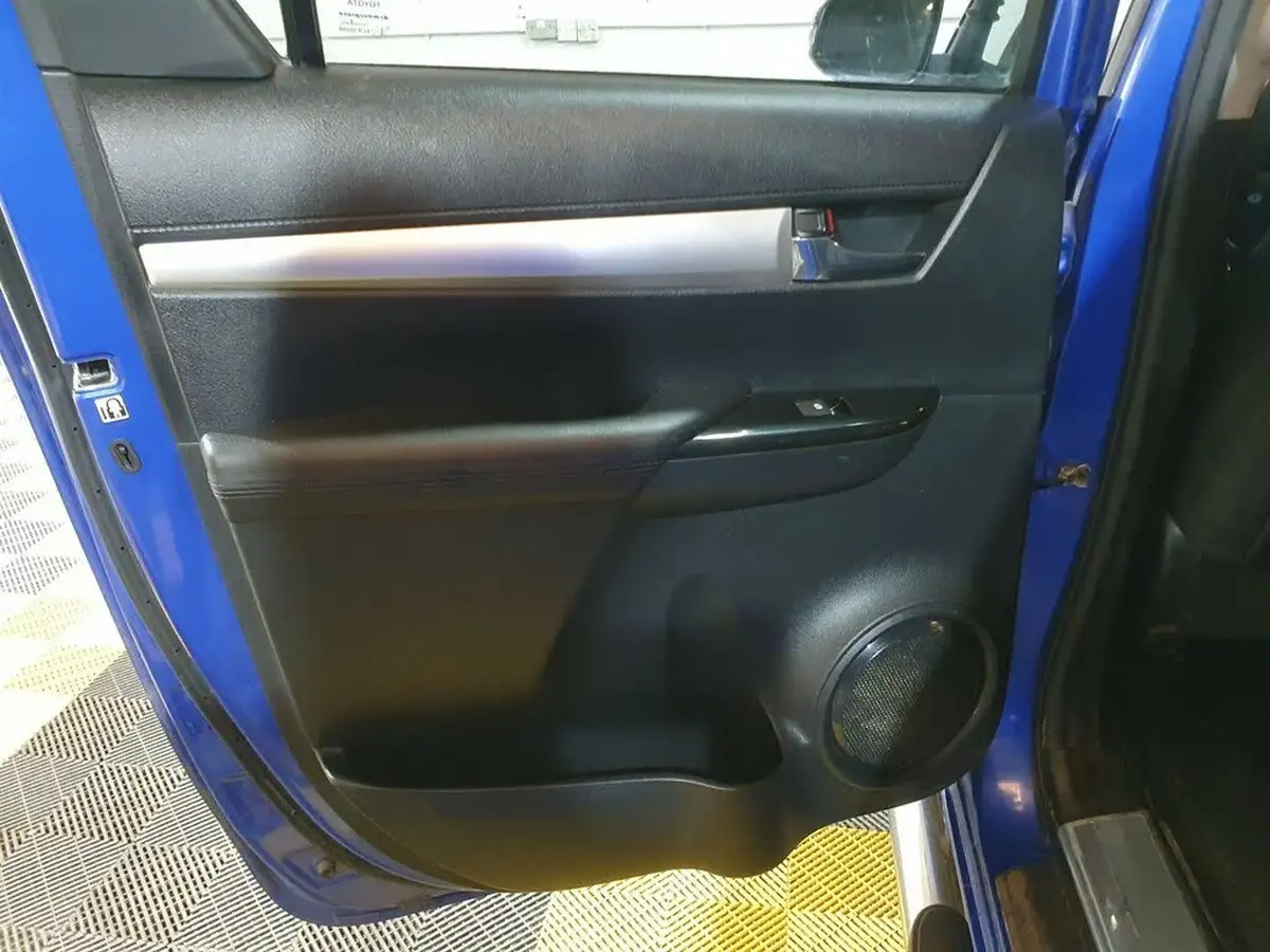 2016-toyota-hi-lux-24d-invincible-x-auto-big-16