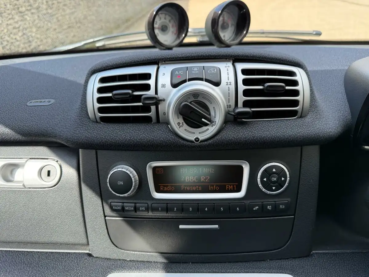 2010-smart-fortwo-10-pulse-71bhp-coupe-softouch-big-16