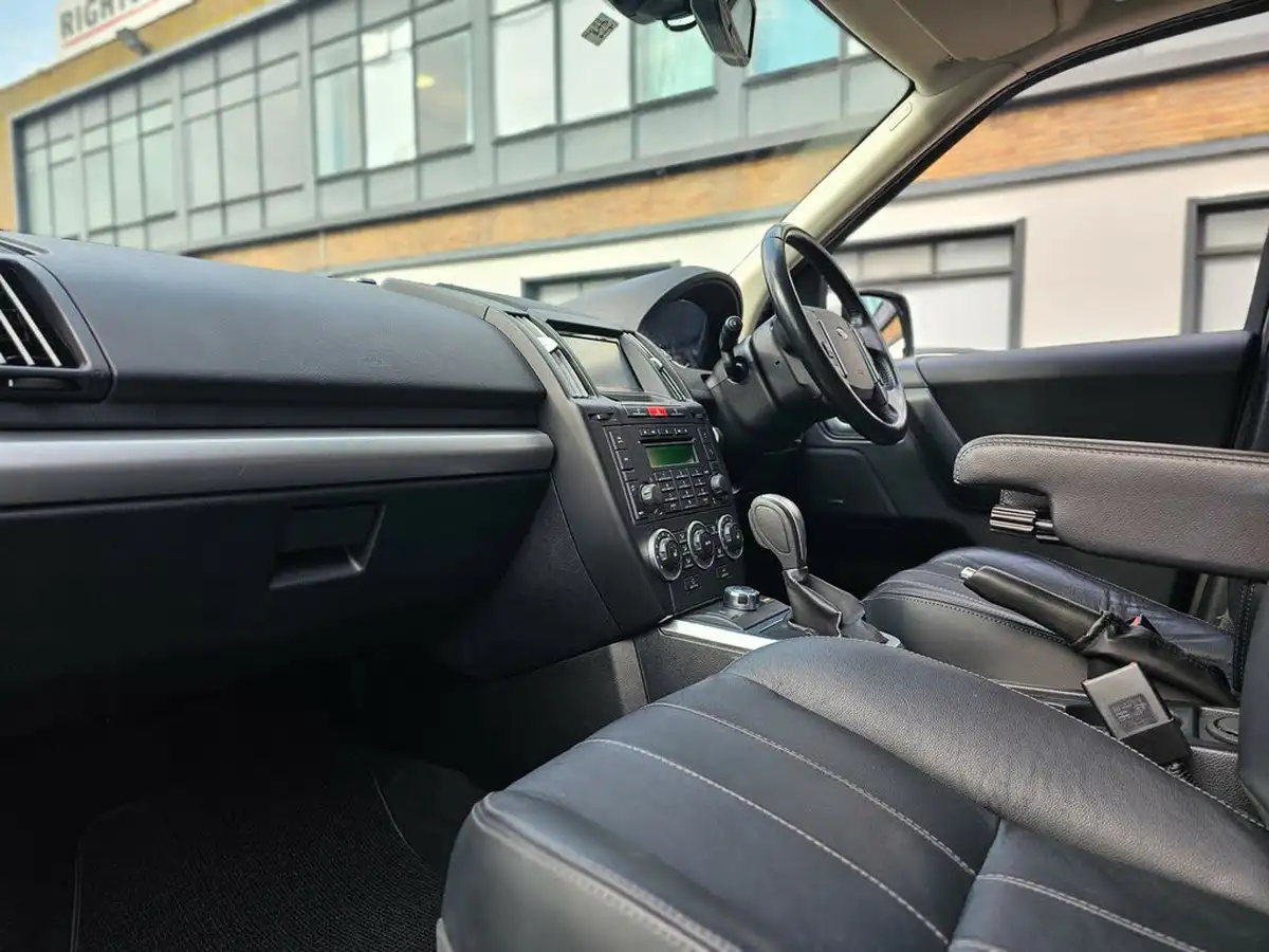 2011-land-rover-freelander-2-32-4x4-big-17