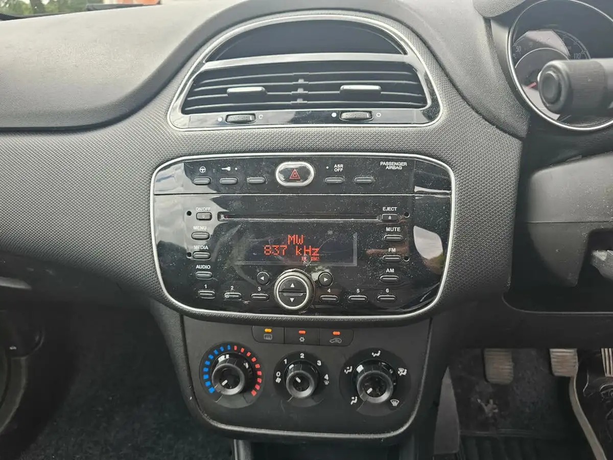 2015-fiat-punto-12-pop-3d-big-13