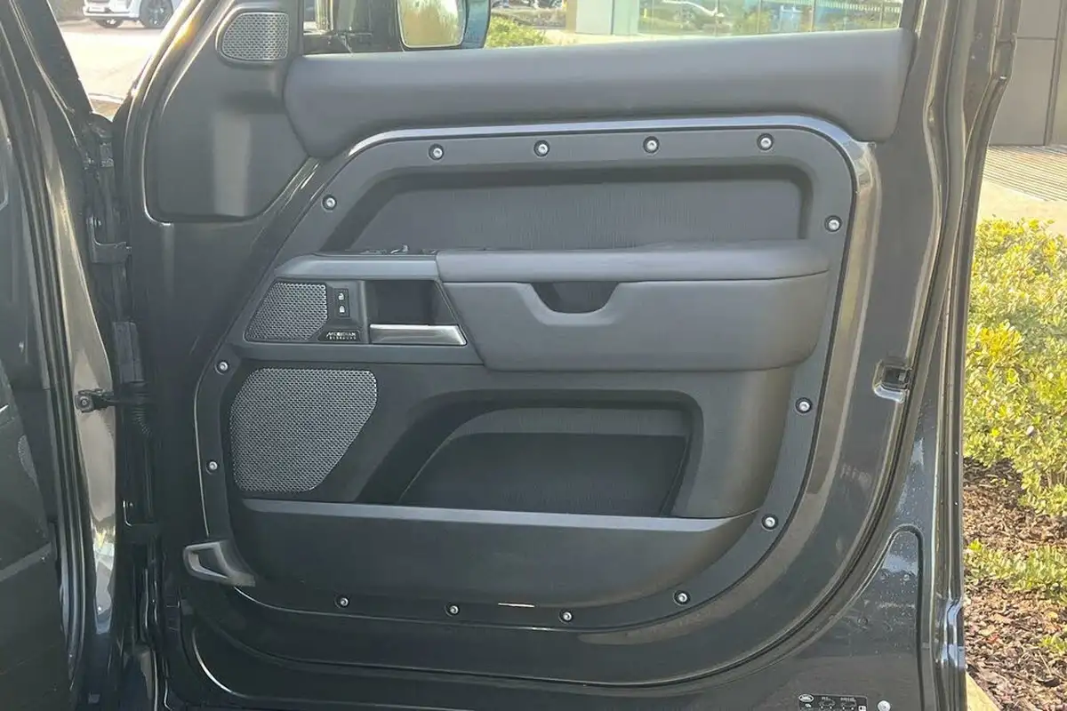 2023-land-rover-110-defender-20-p400e-x-big-56