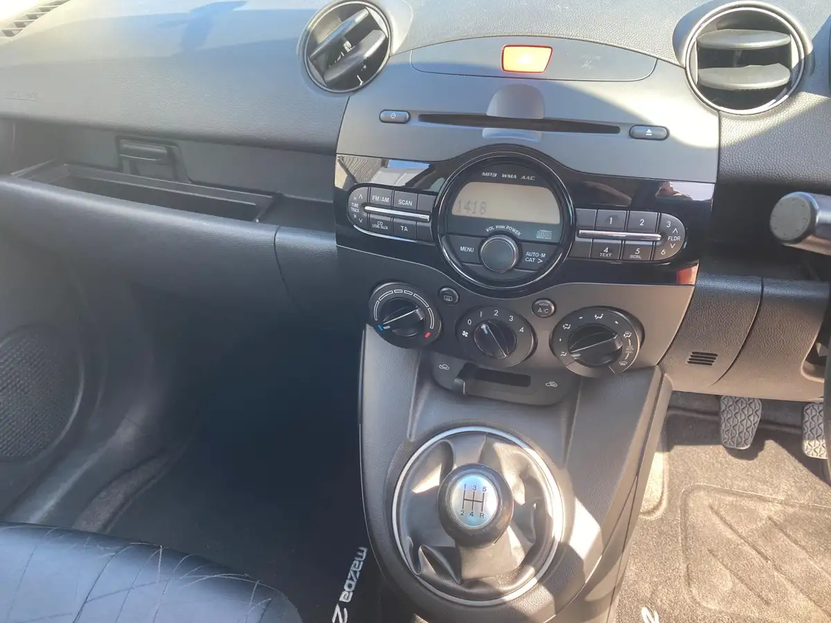 2013-mazda-mazda2-13-tamura-5d-big-9