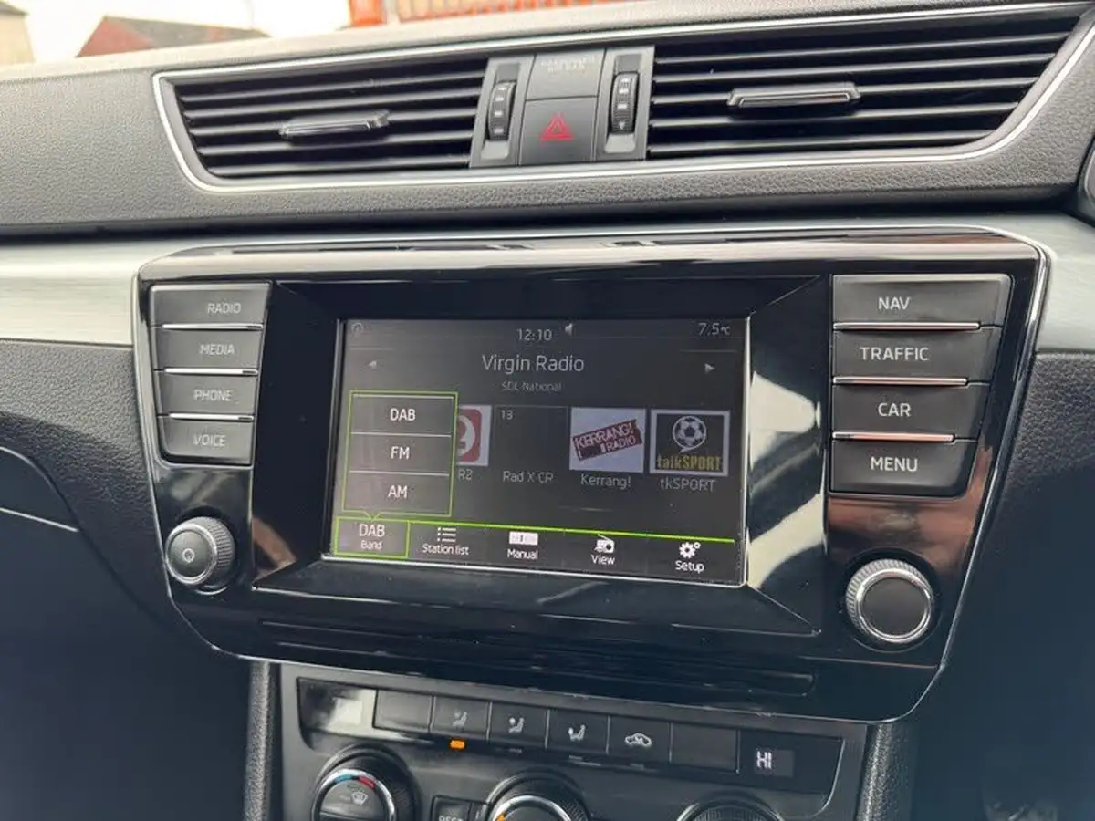 2015-skoda-superb-16tdi-se-120ps-ss-hatchback-big-19