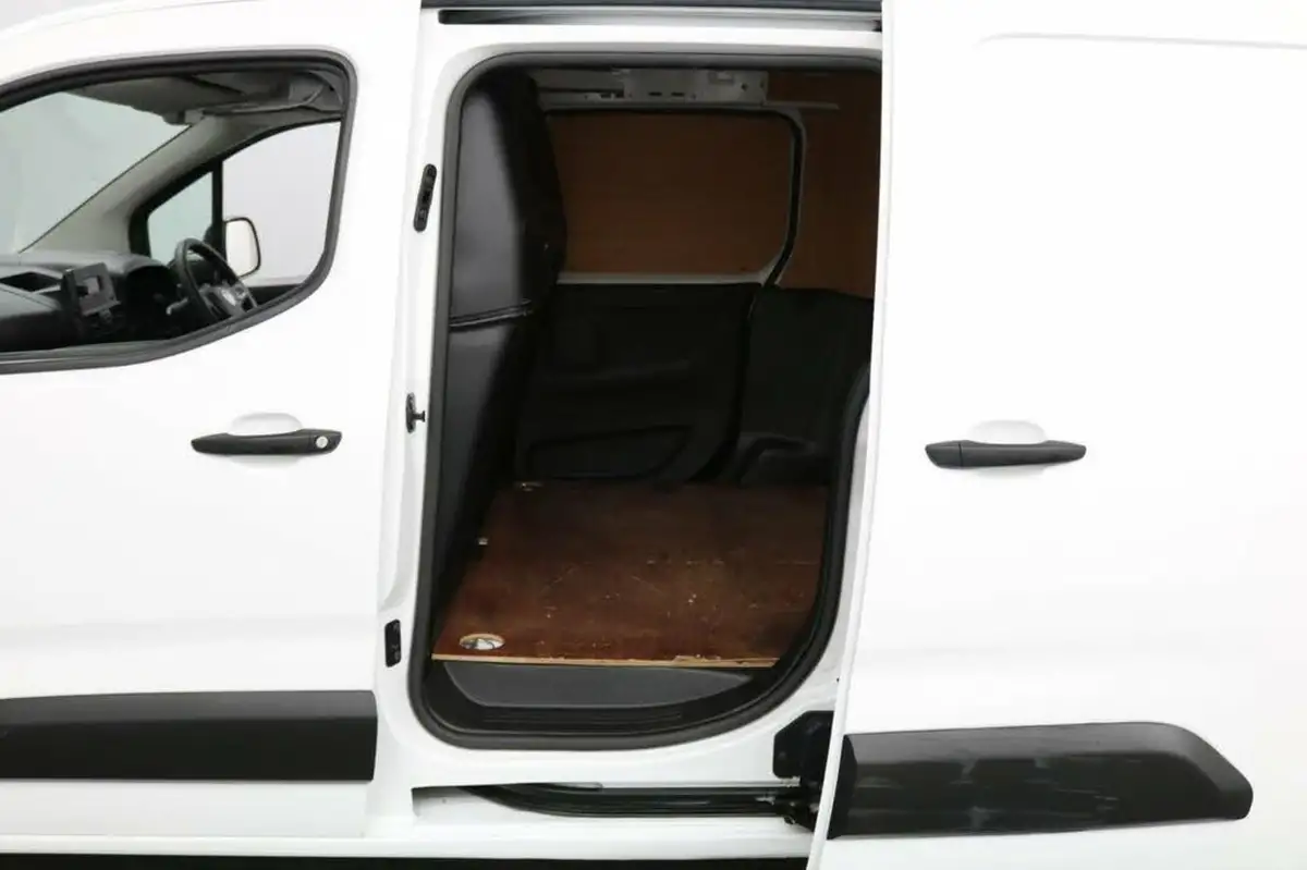 2021-vauxhall-combo-15cdti-dynamic-2300-100pseu6dt-l2h1-panel-big-10