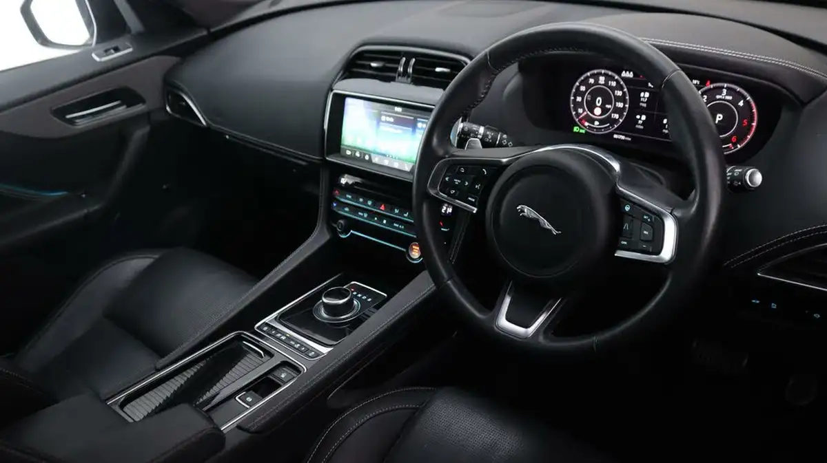 2020-jaguar-f-pace-20-i4d-chequered-flag-180ps-big-9