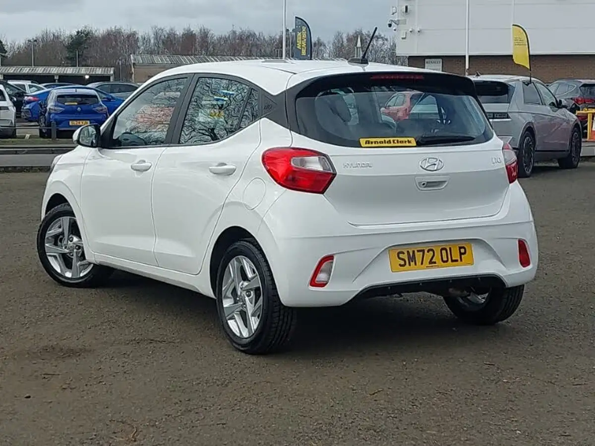 2022-hyundai-i10-10-se-connect-auto-big-1