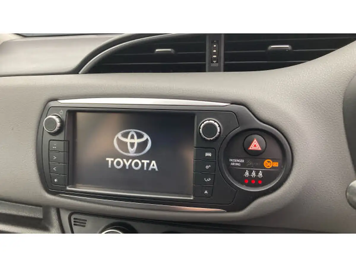 2017-toyota-yaris-133-icon-5d-big-6