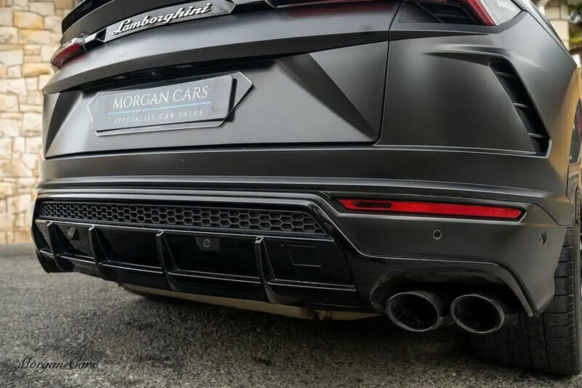 2020-lamborghini-urus-40-no-trim-big-12