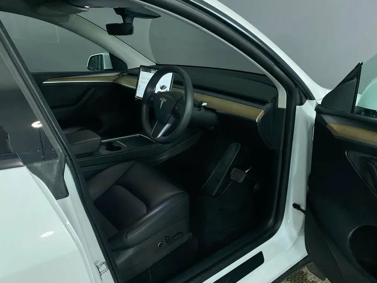 2022-tesla-model-y-e-long-range-big-14