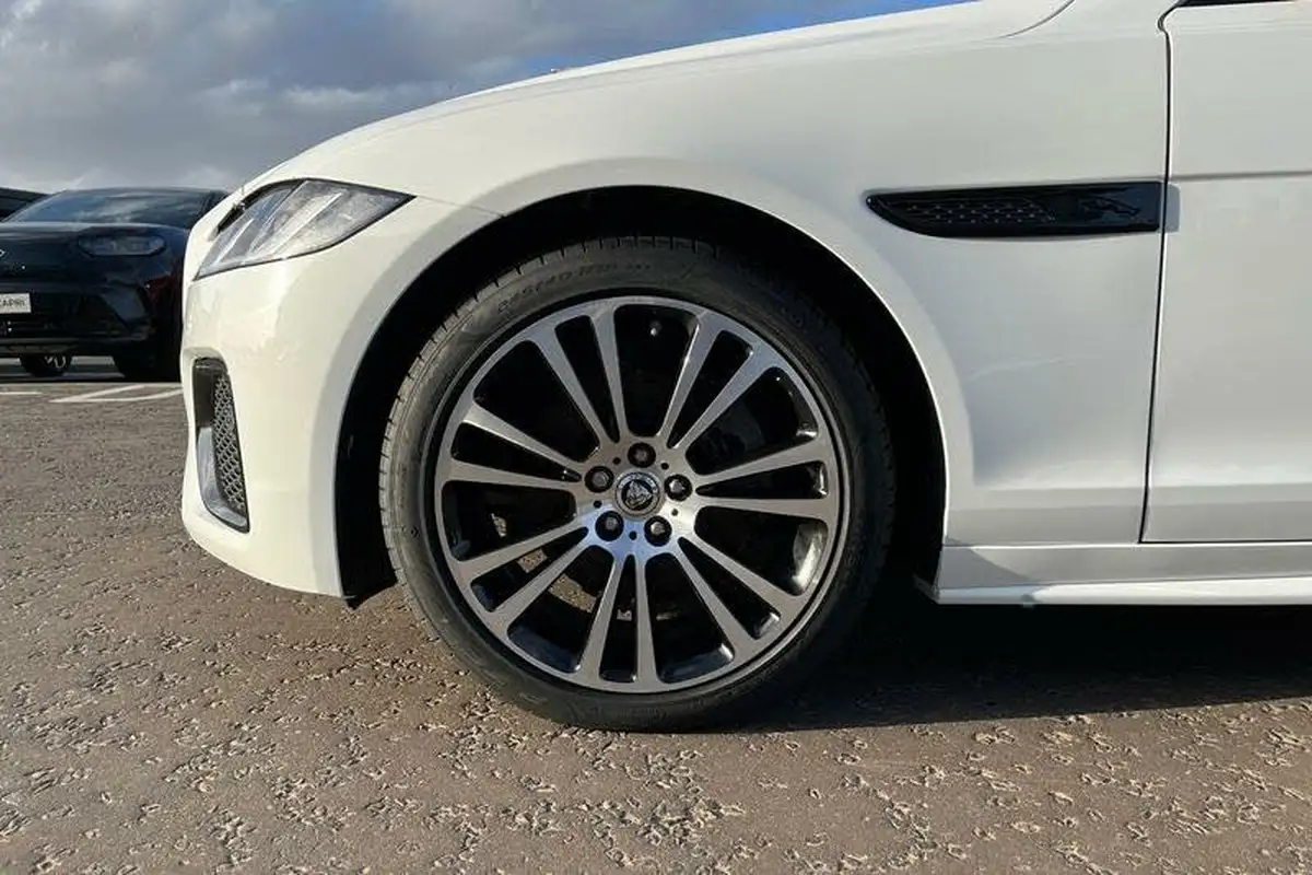 2024-jaguar-xf-20-d200-r-dynamic-se-black-saloon-4d-big-7