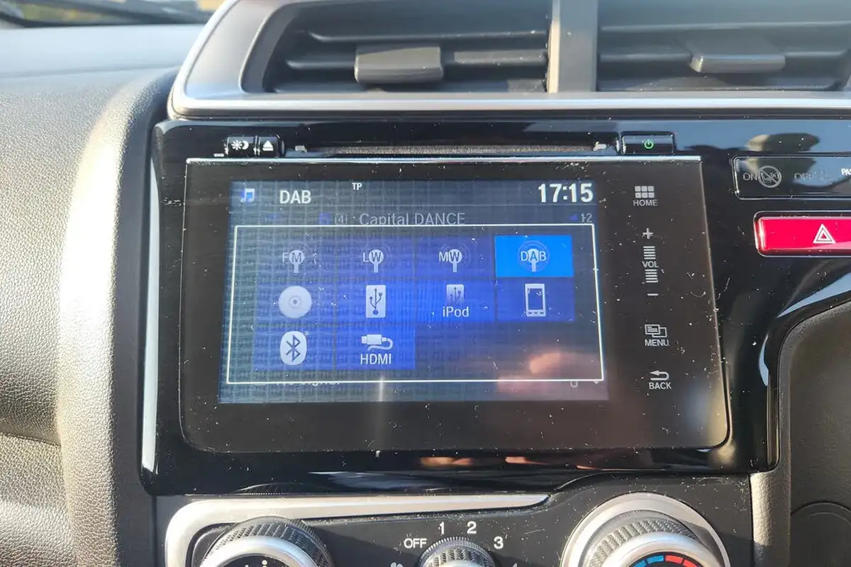 2017-honda-jazz-13-i-vtec-se-navi-cvt-big-12