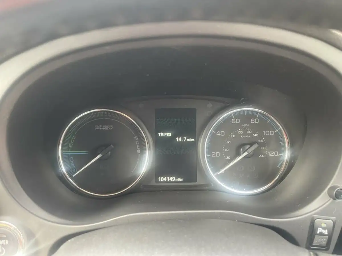 2015-mitsubishi-outlander-20-gx4h-phev-big-20
