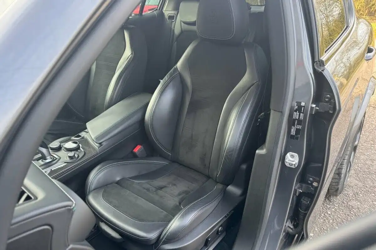 2019-alfa-romeo-stelvio-29-biturbo-quadrifoglio-big-28