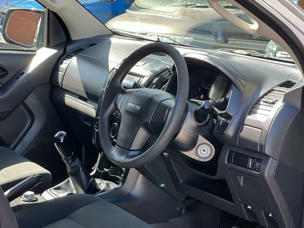 2016-isuzu-d-max-25td-4x4-double-pickup-big-14