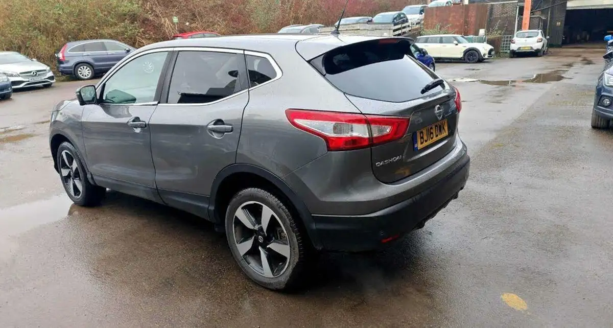 2016-nissan-qashqai-12-dig-t-n-connecta-xtronic-cvt-big-2