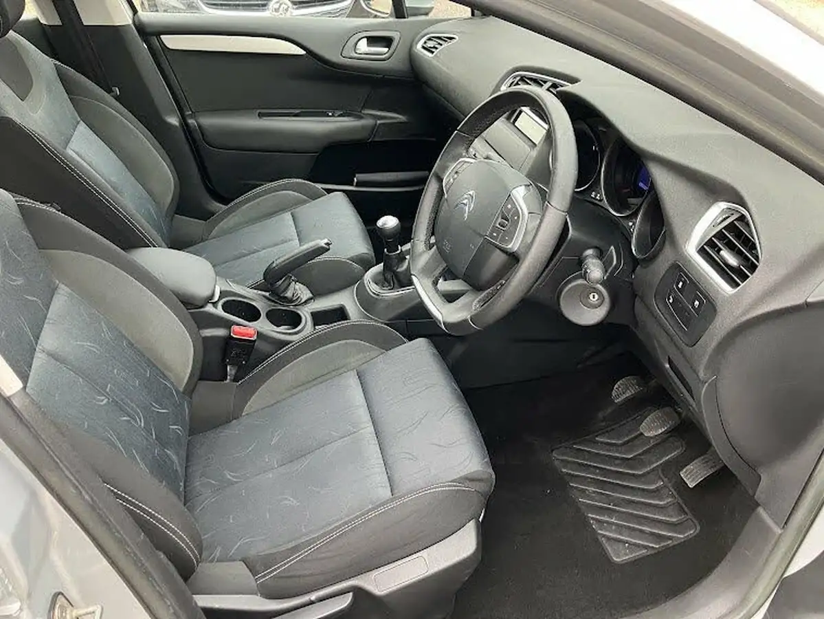 2014-citroen-c4-16td-vtr-big-8