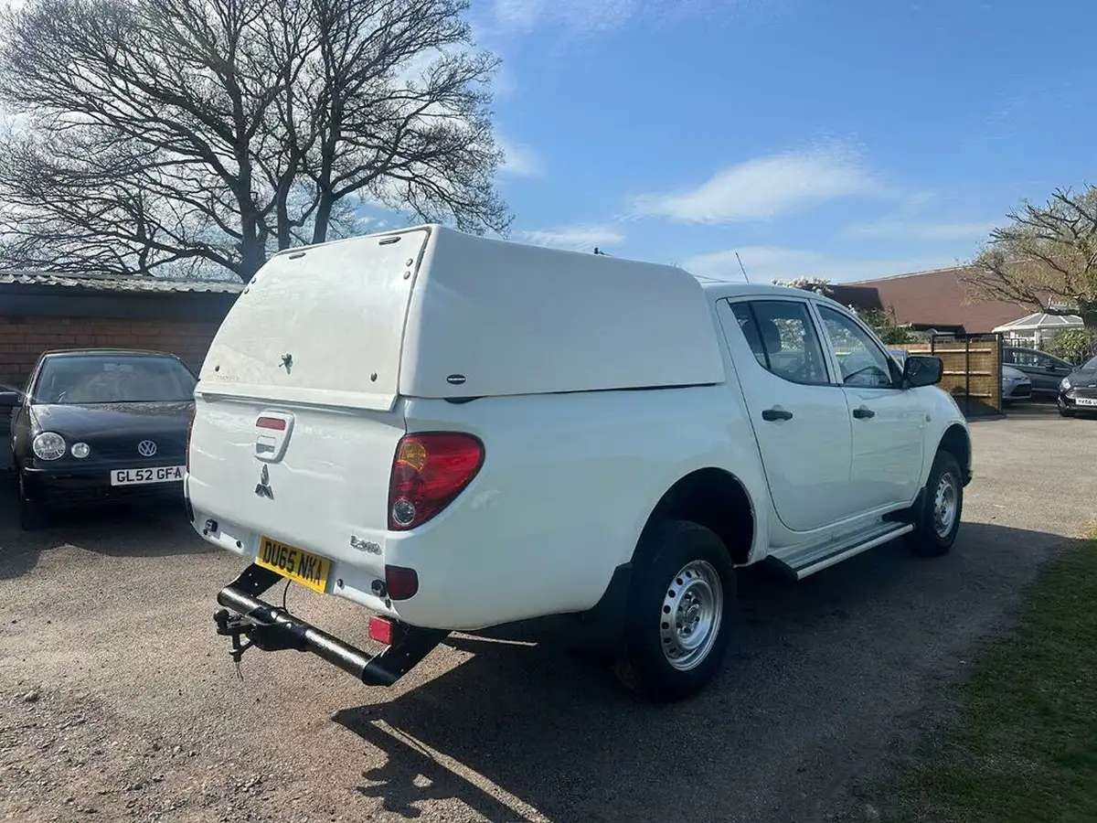 2015-mitsubishi-l200-25td-4life-double-cab-pickup-big-1