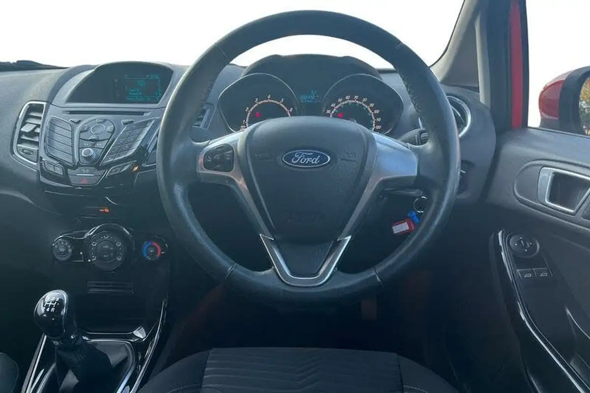 2015-ford-fiesta-125-zetec-5d-big-10