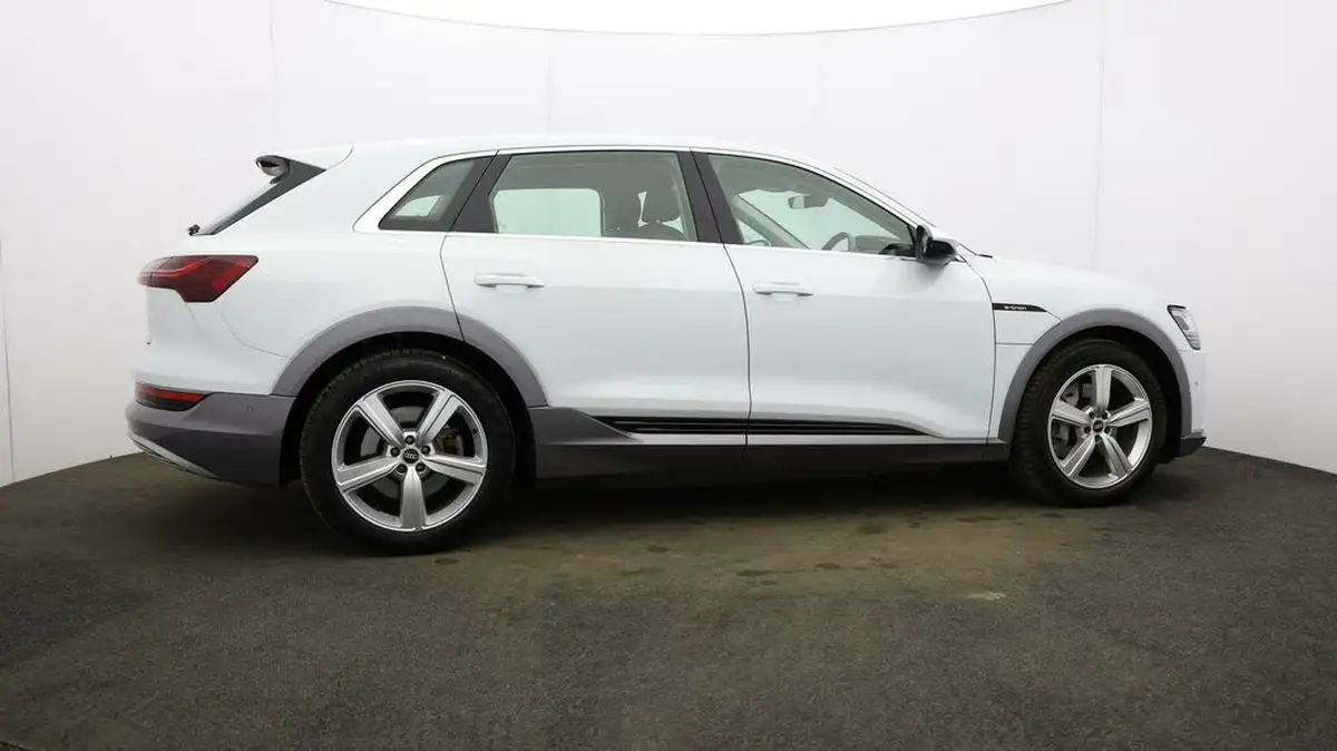 2021-audi-e-tron-50e-technik-station-wagon-big-50