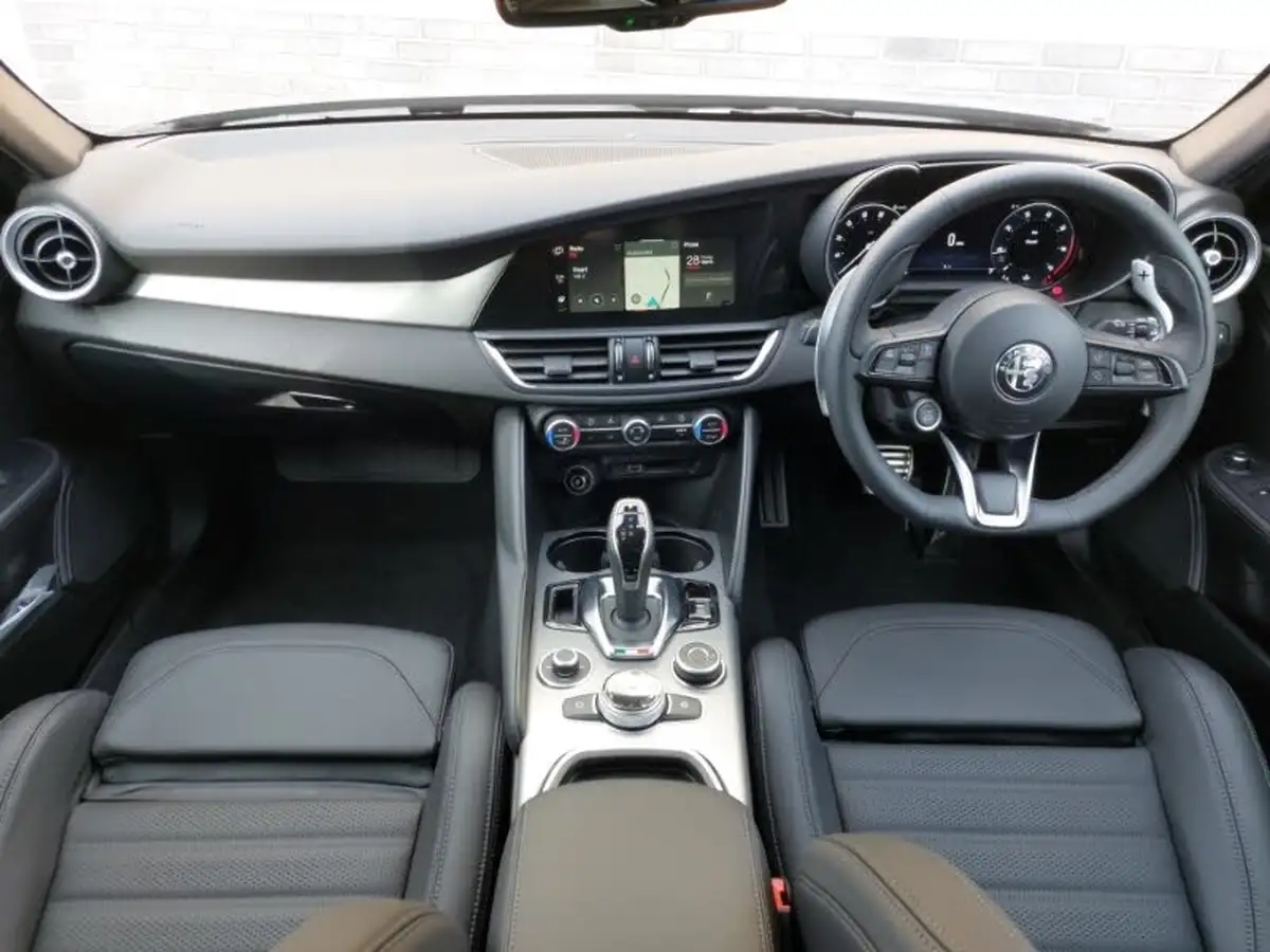 2025-alfa-romeo-giulia-20-veloce-big-2
