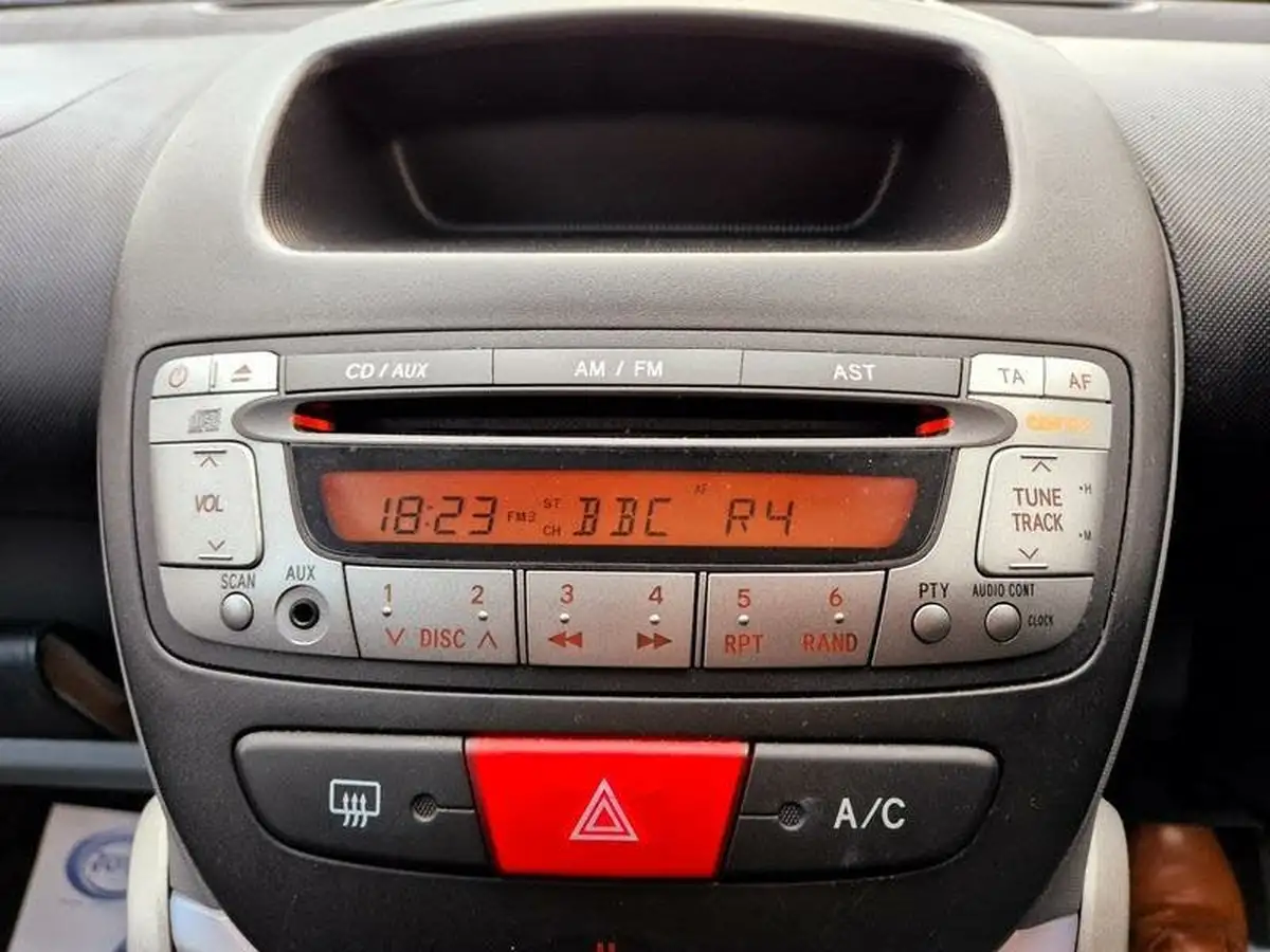 2009-toyota-aygo-10-aygo-blue-5d-big-18