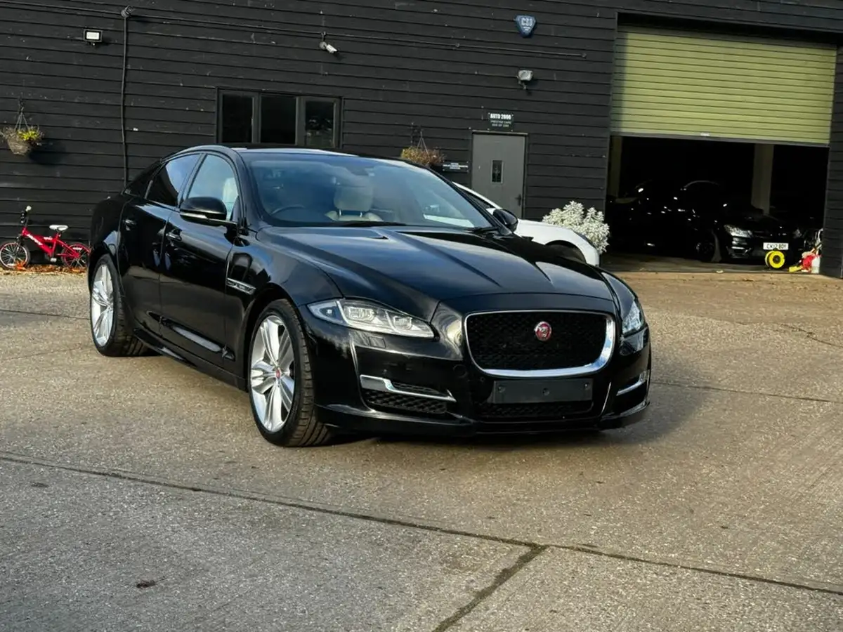 2015-jaguar-xj-series-30td-xj-r-sport-big-10
