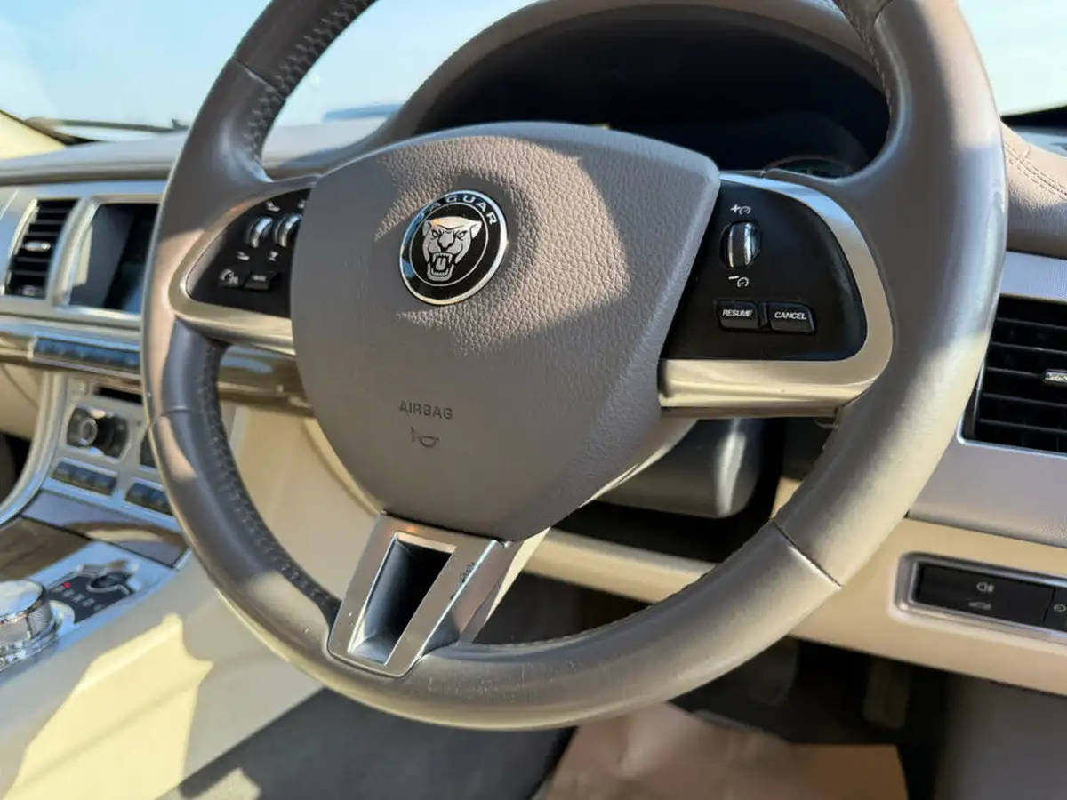 2014-jaguar-xf-30td-premium-luxury-saloon-4d-big-44