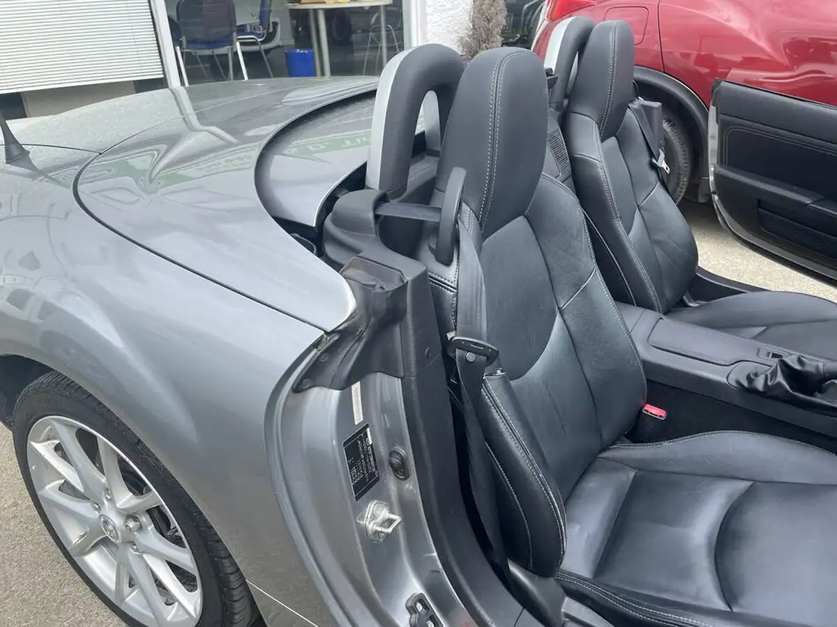 2010-mazda-mx-5-20-roadster-sport-tech-big-14