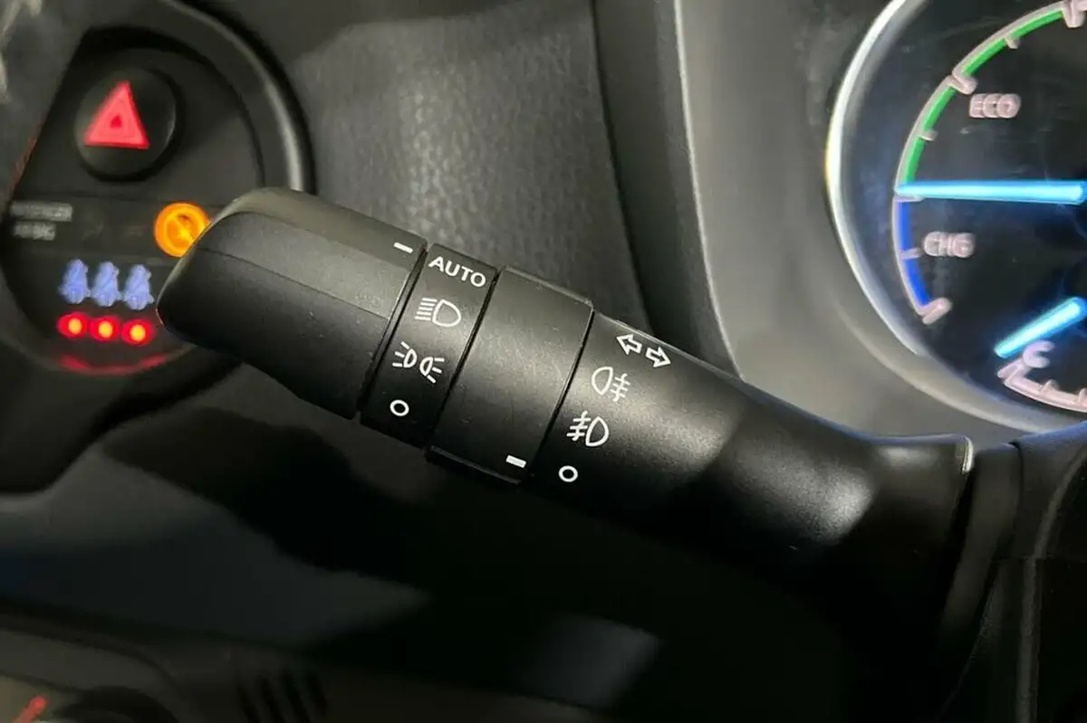 2019-toyota-yaris-15-vvt-i-excel-98bhp-hybrid-1497cc-e-cvt-big-27
