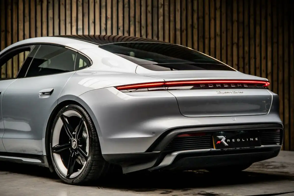 2022-porsche-taycan-e-turbo-big-17