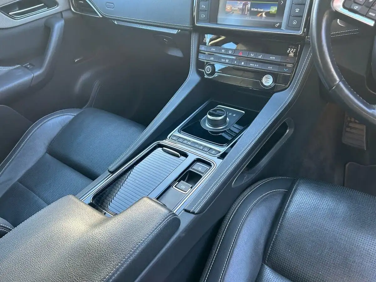 2019-jaguar-f-pace-20i-300-sport-big-19