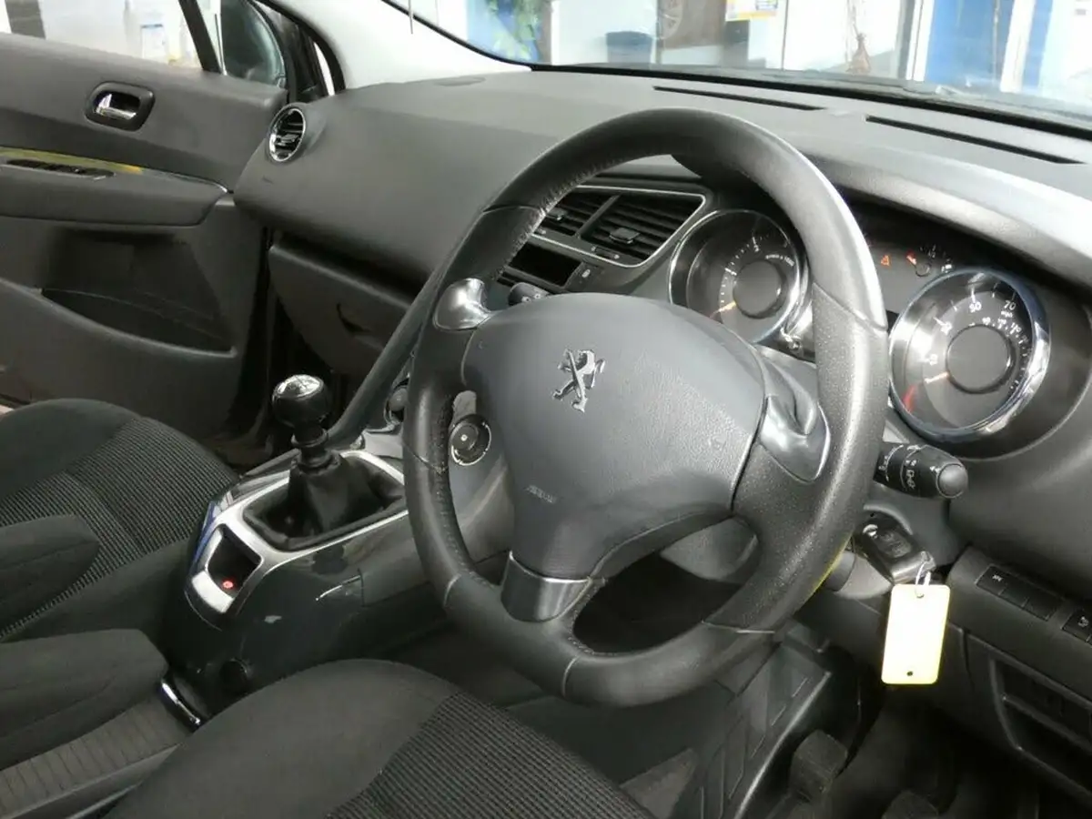 2014-peugeot-5008-16hdi-active-big-39