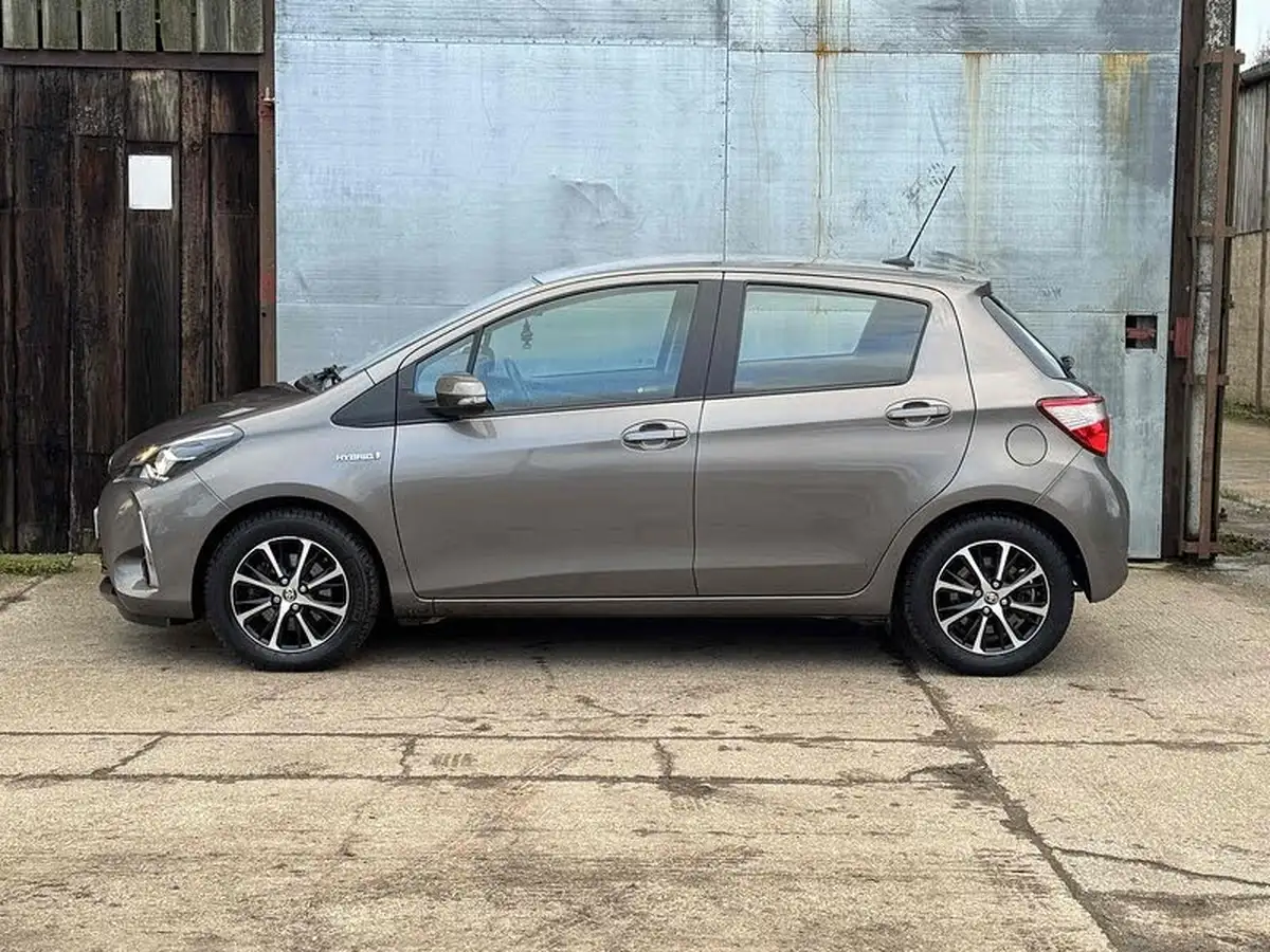 2019-toyota-yaris-15-vvt-i-icon-tech-98bhp-hybrid-1497cc-e-cvt-big-2