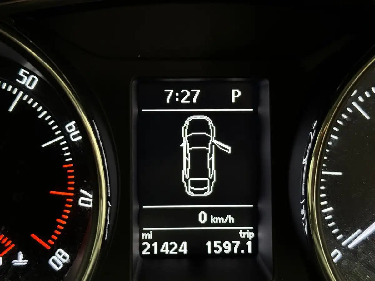 2015-skoda-superb-18-elegance-hatchback-big-28