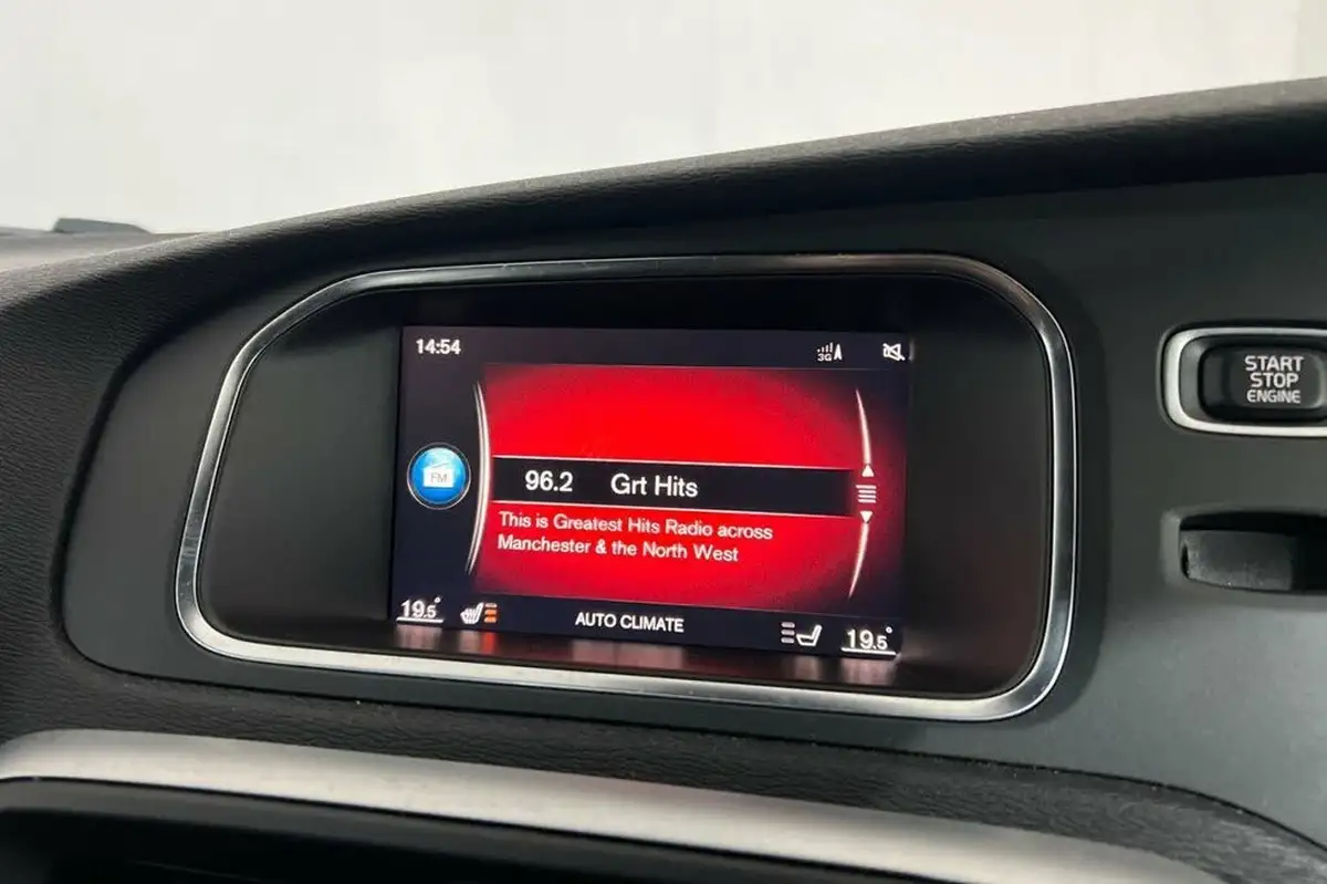 2018-volvo-v40-15-t3-r-design-nav-plus-big-13