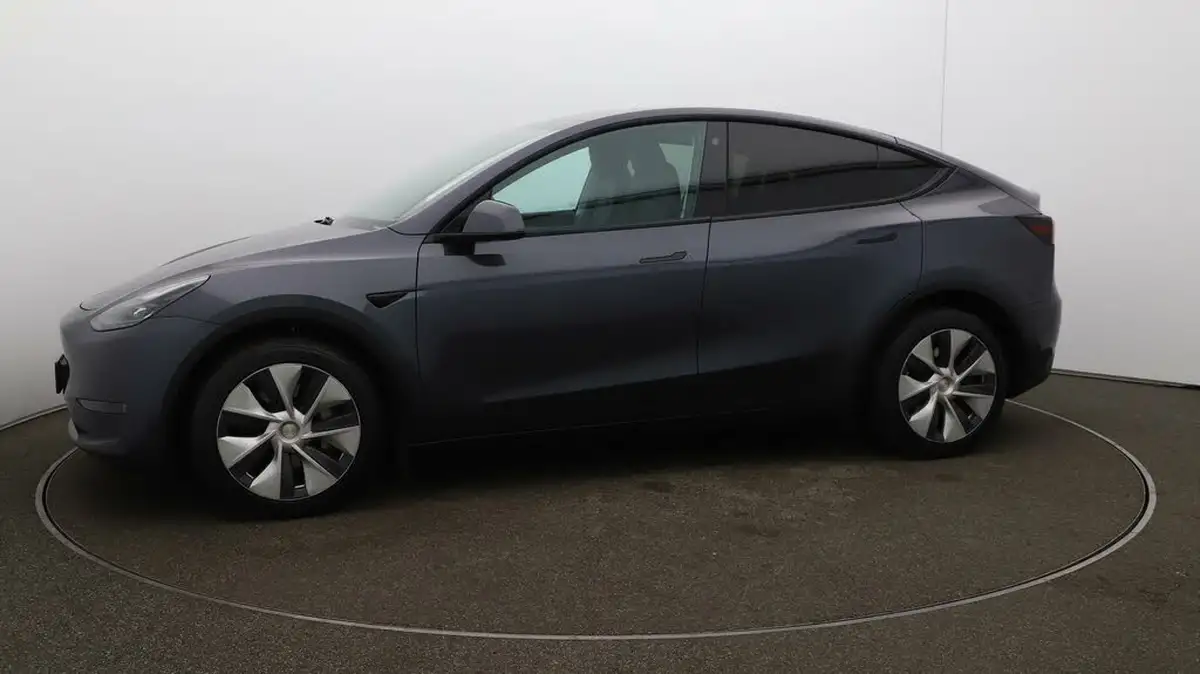 2022-tesla-model-y-e-long-range-big-58