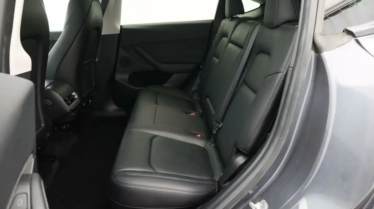 2022-tesla-model-y-e-long-range-big-16