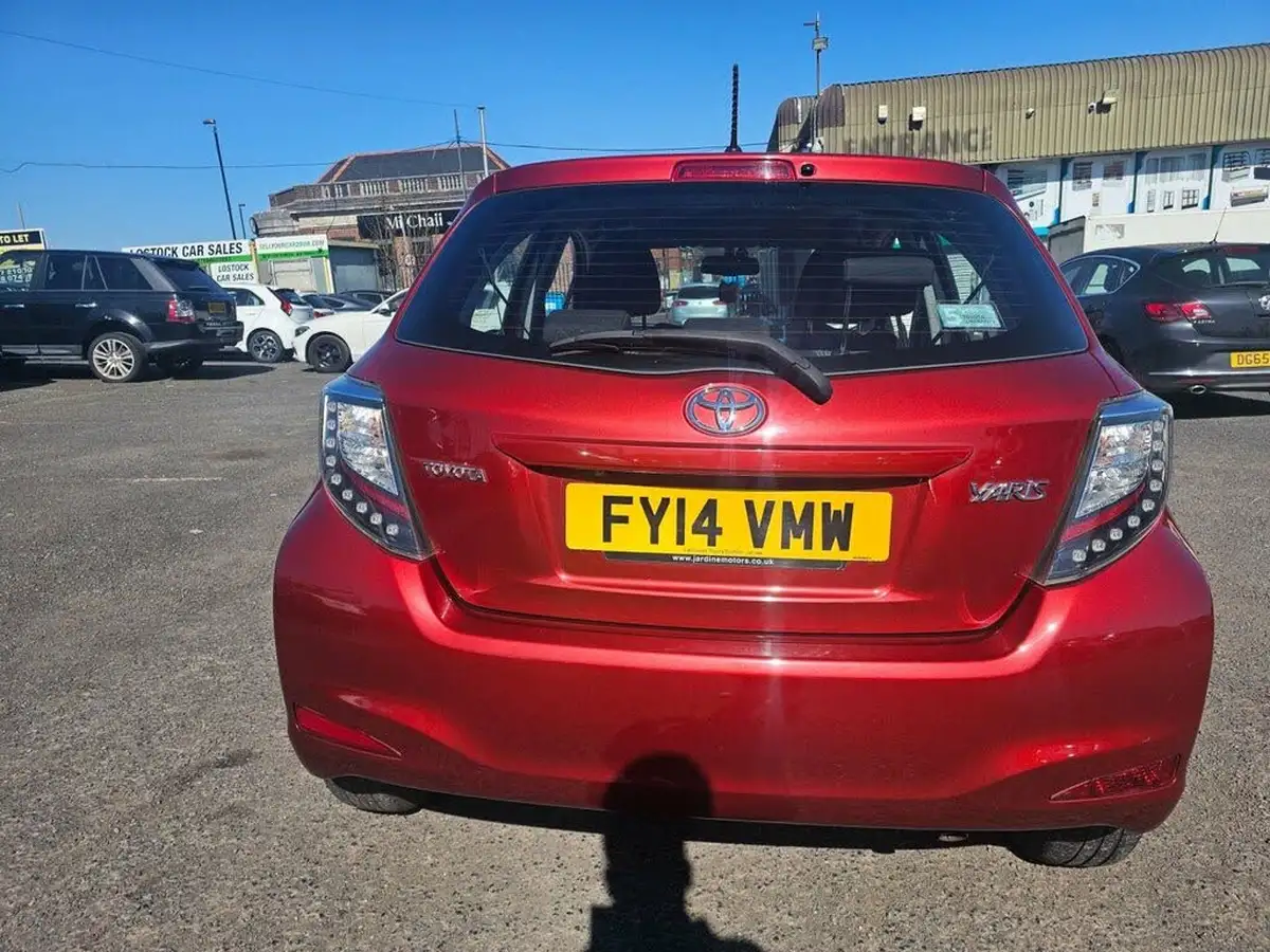 2014-toyota-yaris-133-icon-smart-pack-big-11