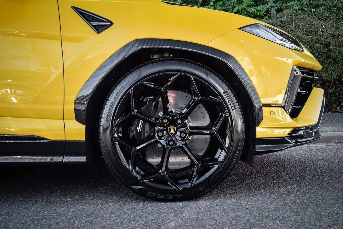2025-lamborghini-urus-40-no-trim-big-7
