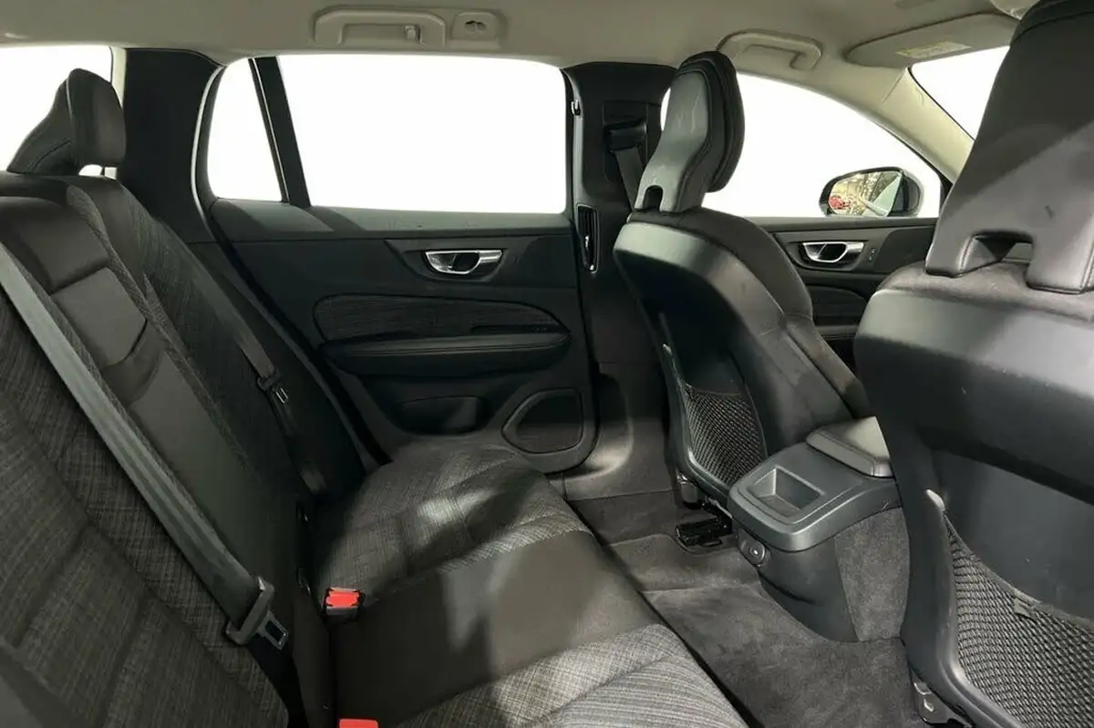 2022-volvo-v60-20-b3-core-big-9