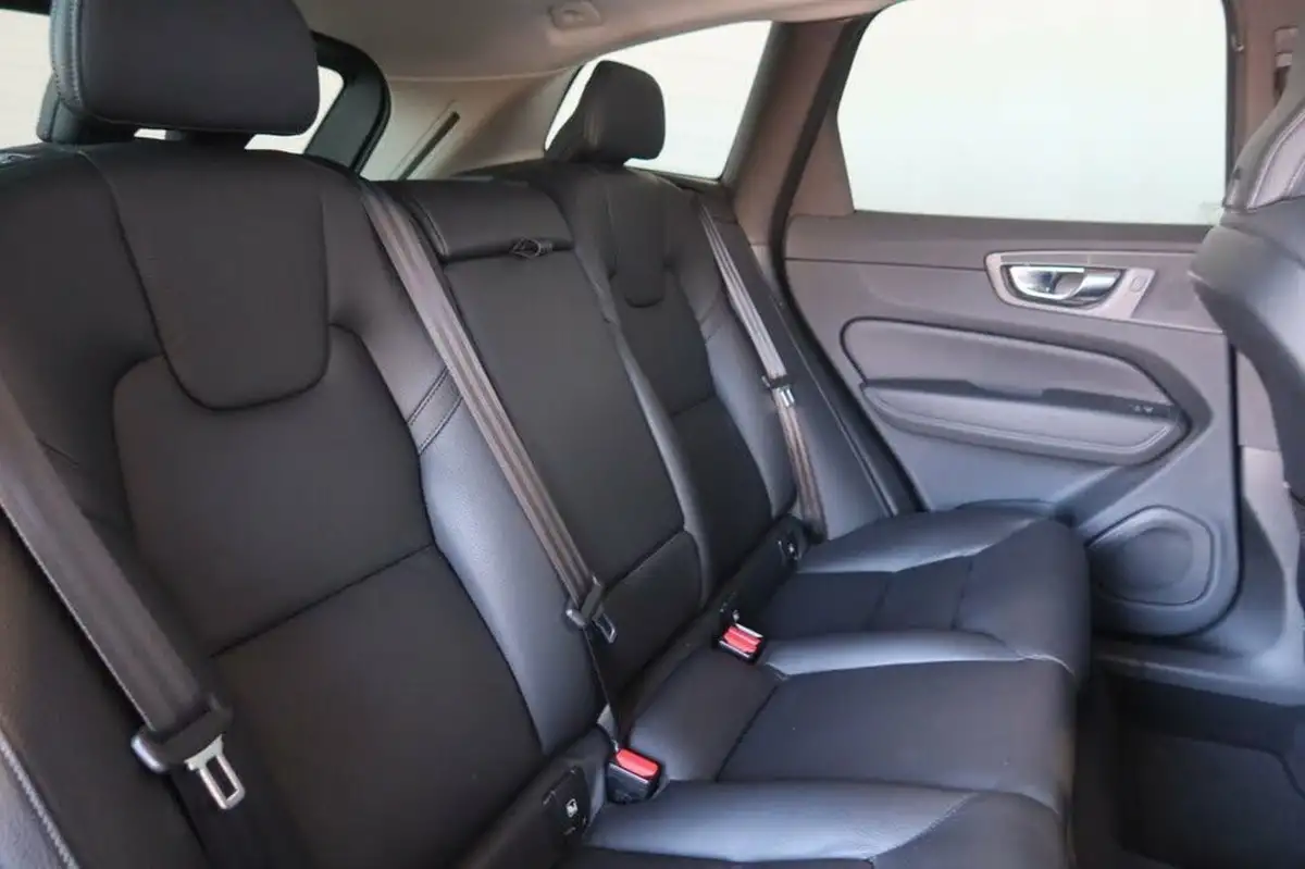 2021-volvo-xc60-20td-b4-momentum-awd-big-12