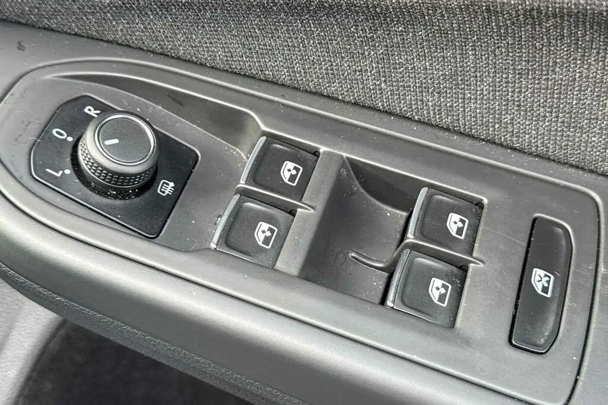 2022-volkswagen-golf-10-tsi-life-hatchback-big-22