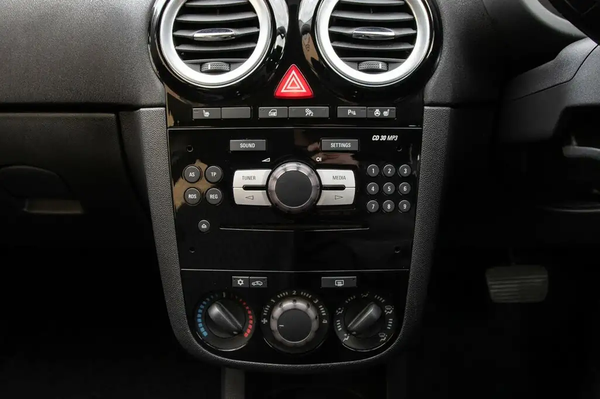 2013-vauxhall-corsa-14-se-100ps-ac-5d-1398cc-auto-big-26