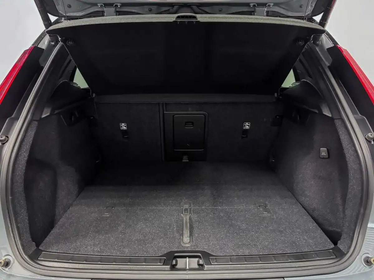 2021-volvo-xc40-e-p8-r-design-big-7