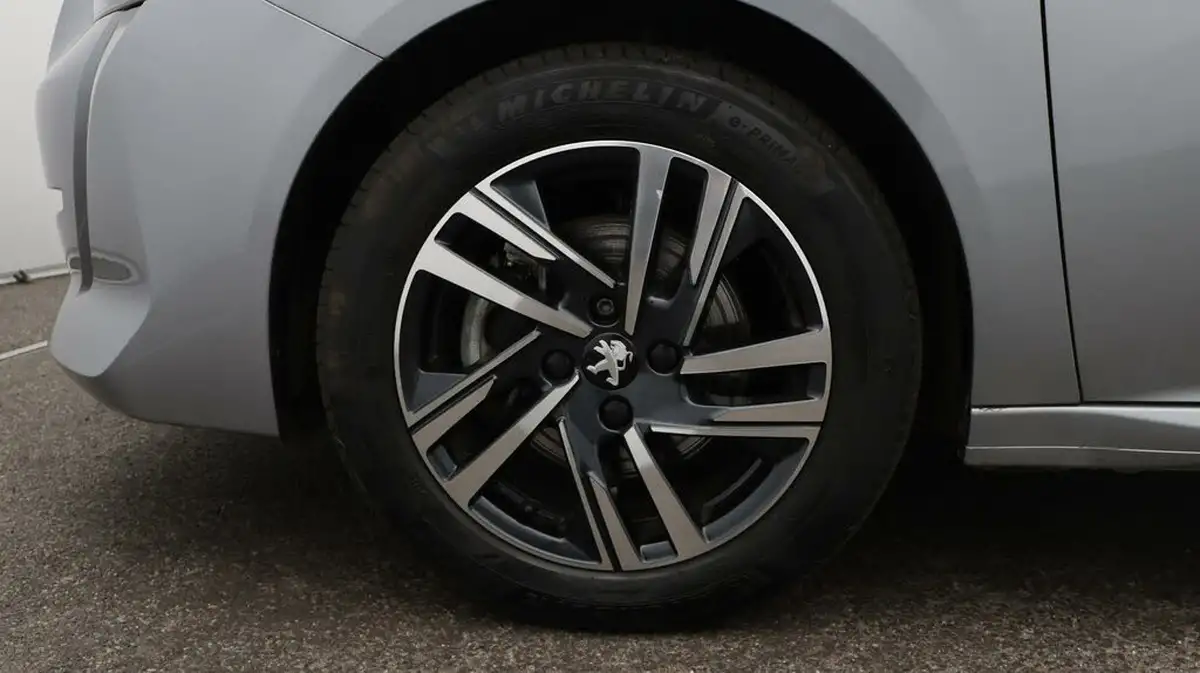 2023-peugeot-208-12-puretech-allure-premium-130ps-eat8-big-18