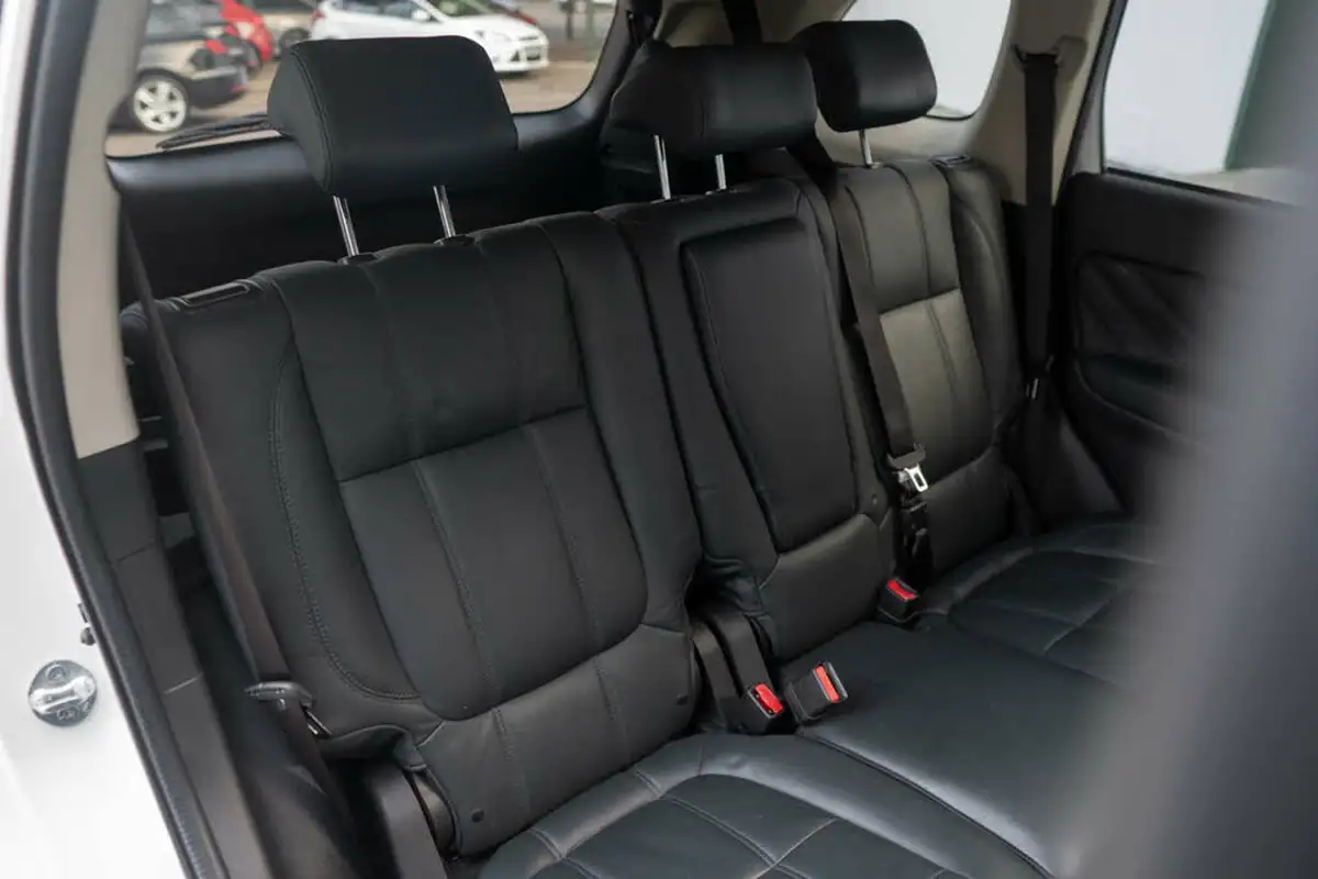 2016-mitsubishi-outlander-20-gx5hs-phev-big-14